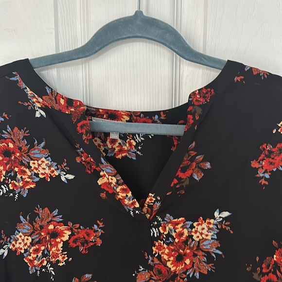 Daniel Rainn Size Large flowered blouse. open v neck with buttons at sleeves - Picture 3 of 9